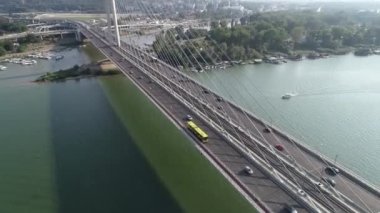 Sırbistan 'ın başkenti Belgrad' daki Sava nehri üzerindeki Ada Köprüsü 'nün havadan görüntüsü. Yaz