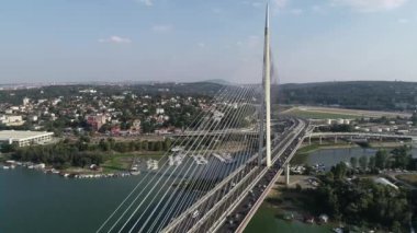 Sırbistan 'ın başkenti Belgrad' daki Sava nehri üzerindeki Ada Köprüsü 'nün havadan görüntüsü. Yaz