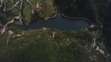 Spajici köyü ve Zaovine Gölü yakınlarındaki Spajica Gölü 'ne sahip küçük bir köy olan Lazici köyü. Havadan. Yaz. 