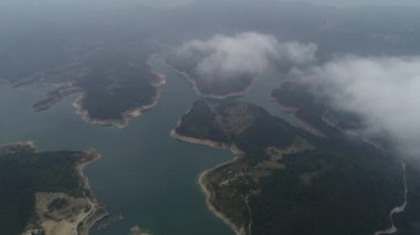 Sırbistan 'daki Tara Dağı' ndan mavi Zaovine Gölü 'nün havadan görünüşü. Yaz. 