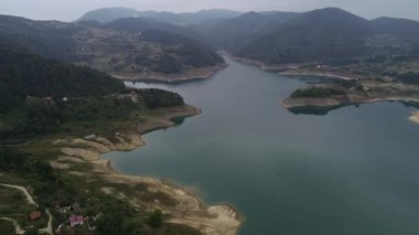 Sırbistan 'daki Tara Dağı' ndan mavi Zaovine Gölü 'nün havadan görünüşü. Yaz. 