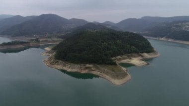 Sırbistan 'daki Tara Dağı' ndan mavi Zaovine Gölü 'nün havadan görünüşü. Yaz. 