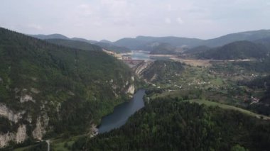Spajici köyü ve Zaovine Gölü yakınlarındaki Spajica Gölü 'ne sahip küçük bir köy olan Lazici köyü. Havadan. Yaz. 