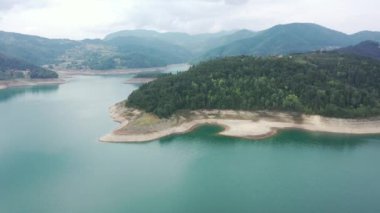 Sırbistan 'daki Tara Dağı' ndan mavi Zaovine Gölü 'nün havadan görünüşü. Yaz. 