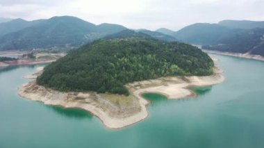 Sırbistan 'daki Tara Dağı' ndan mavi Zaovine Gölü 'nün havadan görünüşü. Yaz. 