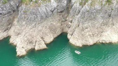 Sırbistan 'daki Tara Dağı' ndan mavi Zaovine Gölü 'nün havadan görünüşü. Yaz. 
