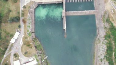 Mavi ve yeşil suyu olan hidroelektrik santrali. Bajina Bashta. Havadan. Yaz. Sırbistan. Drina Nehri. 