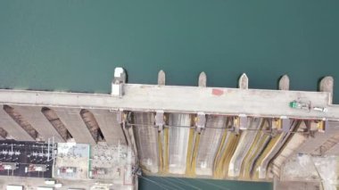 Mavi ve yeşil suyu olan hidroelektrik santrali. Bajina Bashta. Havadan. Yaz. Sırbistan. Drina Nehri. 