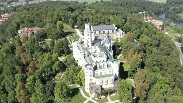 エアリアルトップビューフライトHluboknavtavouはチェコ共和国ヨーロッパでのおとぎ話の城です サマー サマー — ストック動画