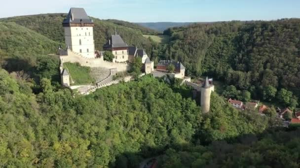 Zamek Karlstejn Góry Niesamowity Gotycki Zabytek Czechach Europie Latem Antena — Wideo stockowe