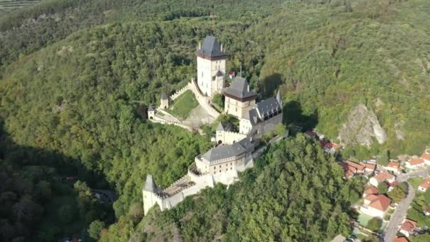 Zamek Karlstejn Góry Niesamowity Gotycki Zabytek Czechach Europie Latem Antena — Wideo stockowe