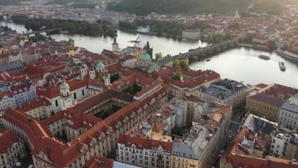 プラハ旧市街広場の上の晴れた空中ドローンビュー チェコ共和国 サマー サンセット 観光タウン シティライフ — ストック動画