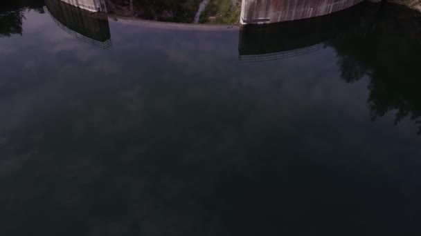 スパジッチ村と数軒の家を持つ小さな村ラジッチ村は ザイツ湖の近くにあるスパジカ湖を有する エアリアル サマー サマー — ストック動画