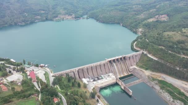 青と緑の水を備えた水力発電所 バジーナ バッタ エアリアル サマー セルビア ドリーナ川 — ストック動画