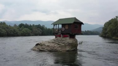 Sırbistan 'ın Bajina Basta kentindeki Drina Nehri' ndeki bir kayanın üzerindeki küçük balıkçının evi. Havadan. Yaz. 