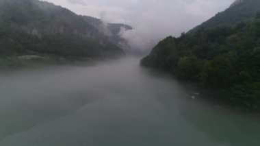 Sırp Bosna-Hersek Cumhuriyeti 'nin Višegrad toplumundaki Orahovci köyü. Drina Nehri. Dağ Manzarası. Havadan. Yaz. 
