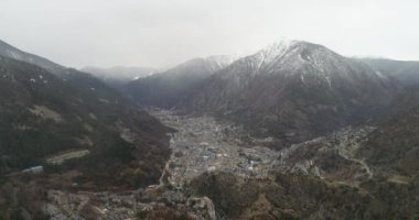 Andorra 'nın başkenti Andorra la Vella' nın Fransa ve İspanya arasındaki Pireneler dağlarındaki hava manzarası. Kış. 
