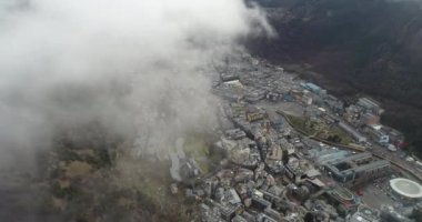 Andorra 'nın başkenti Andorra la Vella' nın Fransa ve İspanya arasındaki Pireneler dağlarındaki hava manzarası. Kış. 