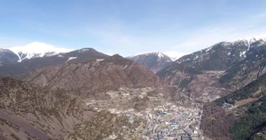 Andorra 'nın başkenti Andorra la Vella' nın Fransa ve İspanya arasındaki Pireneler dağlarındaki hava manzarası. Kış. 