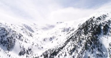 Karpat Dağları. Havadan. Ukrayna. Kış. Kar yağıyor. Güneşli bir gün. 