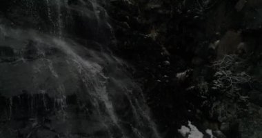 Andorra 'nın başkenti Andorra la Vella' nın Fransa ve İspanya arasındaki Pireneler dağlarındaki hava manzarası. Kış. 