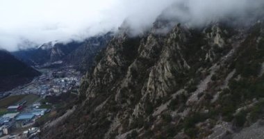 Andorra 'nın başkenti Andorra la Vella' nın Fransa ve İspanya arasındaki Pireneler dağlarındaki hava manzarası. Kış. 