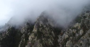 Andorra 'nın başkenti Andorra la Vella' nın Fransa ve İspanya arasındaki Pireneler dağlarındaki hava manzarası. Kış. 