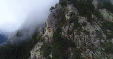 Andorra 'nın başkenti Andorra la Vella' nın Fransa ve İspanya arasındaki Pireneler dağlarındaki hava manzarası. Kış. 