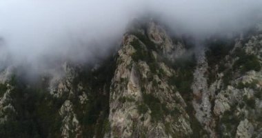 Andorra 'nın başkenti Andorra la Vella' nın Fransa ve İspanya arasındaki Pireneler dağlarındaki hava manzarası. Kış. 