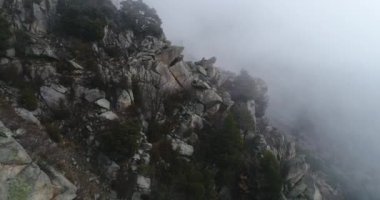 Andorra 'nın başkenti Andorra la Vella' nın Fransa ve İspanya arasındaki Pireneler dağlarındaki hava manzarası. Kış. 