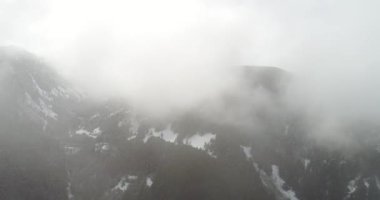 Karpat Dağları. Havadan. Ukrayna. Kış. Kar yağıyor. Güneşli bir gün. 