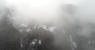 Karpat Dağları. Havadan. Ukrayna. Kış. Kar yağıyor. Güneşli bir gün. 