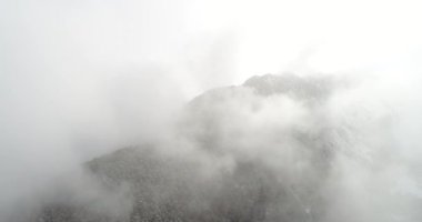 Karpat Dağları. Havadan. Ukrayna. Kış. Kar yağıyor. Güneşli bir gün. 