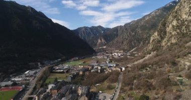 Andorra 'nın başkenti Andorra la Vella' nın Fransa ve İspanya arasındaki Pireneler dağlarındaki hava manzarası. Kış. 