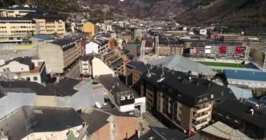 Andorra 'nın başkenti Andorra la Vella' nın Fransa ve İspanya arasındaki Pireneler dağlarındaki hava manzarası. Kış. 