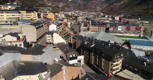 位于法国和西班牙之间的比利牛斯山脉的安道尔首都德拉维拉的空中景观 — 图库视频影像