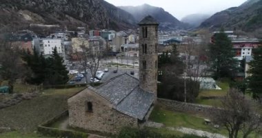 Kış. Havadan. Santa Coloma Kilisesi 'nin dışı, Andorra, Avrupa. 