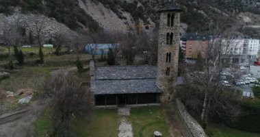 Kış. Havadan. Santa Coloma Kilisesi 'nin dışı, Andorra, Avrupa. 