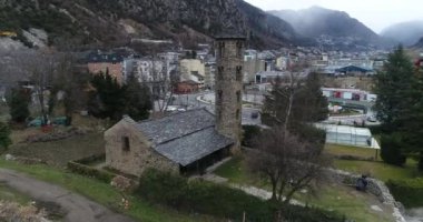 Kış. Havadan. Santa Coloma Kilisesi 'nin dışı, Andorra, Avrupa. 