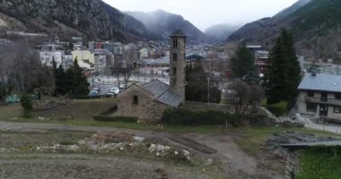 Kış. Havadan. Santa Coloma Kilisesi 'nin dışı, Andorra, Avrupa. 