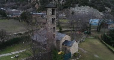 Kış. Havadan. Santa Coloma Kilisesi 'nin dışı, Andorra, Avrupa. 