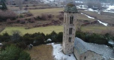 Andorra 'daki Romen Kilisesi Sant Miquel d Engolasters. Kış. Havadan. 
