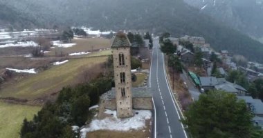 Andorra 'daki Romen Kilisesi Sant Miquel d Engolasters. Kış. Havadan. 