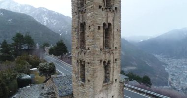 Andorra 'daki Romen Kilisesi Sant Miquel d Engolasters. Kış. Havadan. 
