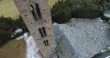Andorra 'daki Romen Kilisesi Sant Miquel d Engolasters. Kış. Havadan. 