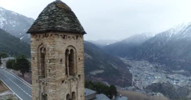 Andorra 'daki Romen Kilisesi Sant Miquel d Engolasters. Kış. Havadan. 