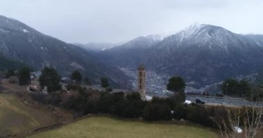Andorra 'daki Romen Kilisesi Sant Miquel d Engolasters. Kış. Havadan. 