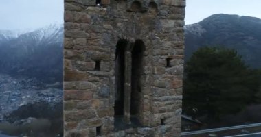 Andorra 'daki Romen Kilisesi Sant Miquel d Engolasters. Kış. Havadan. 