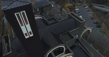 Kış. Havadan. Meritxell Leydimizin Sığınağı, Andorran 'ın Canillo bölgesindeki Meritxell kasabasında bulunan bir bazilikadır. Andorra.. 