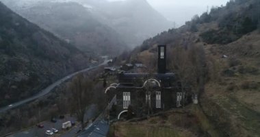Kış. Havadan. Meritxell Leydimizin Sığınağı, Andorran 'ın Canillo bölgesindeki Meritxell kasabasında bulunan bir bazilikadır. Andorra.. 